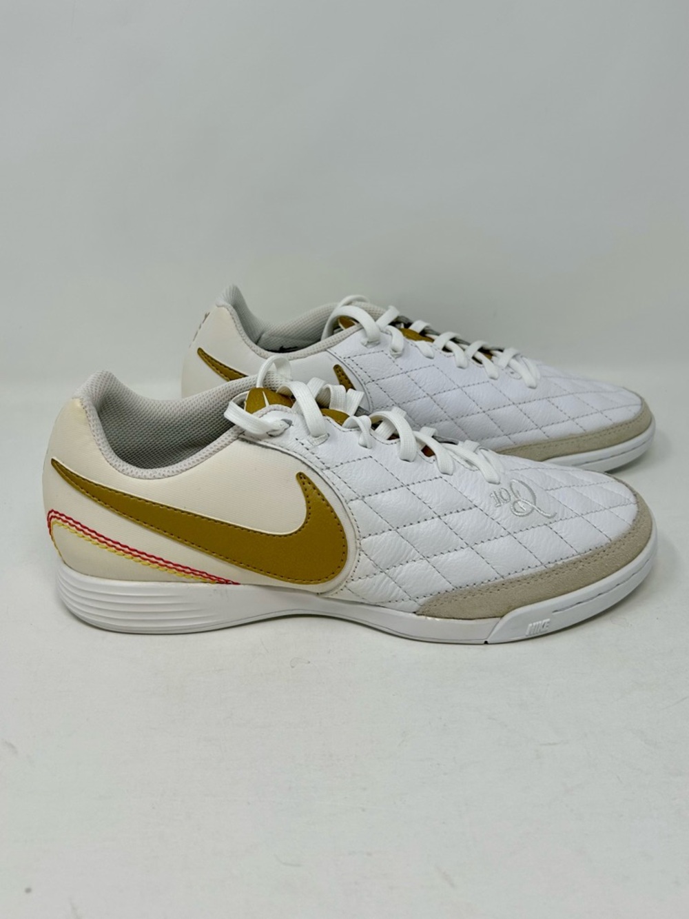 NEW Nike Tiempo Court Soccer Shoes Women's Size 7.5